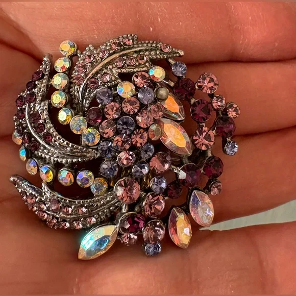 Elegant Vintage Purple and Pink Brooch with Floral Design - Picture 8 of 9